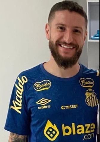 Zé Rafael ainda não foi anunciado, mas já apareceu com uniforme do Santos