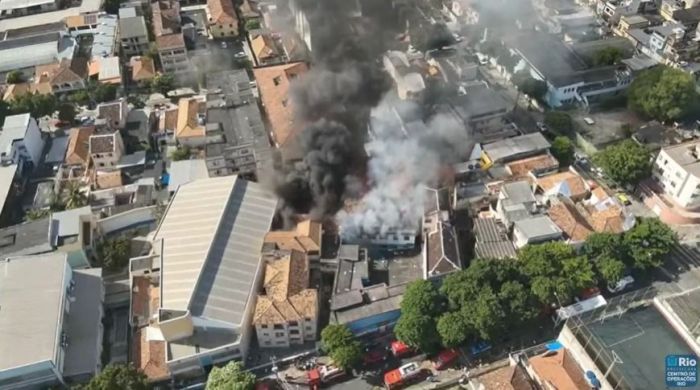 Veja vídeos de incêndio em fábrica de fantasias do Carnaval no RJ | CNN Brasil