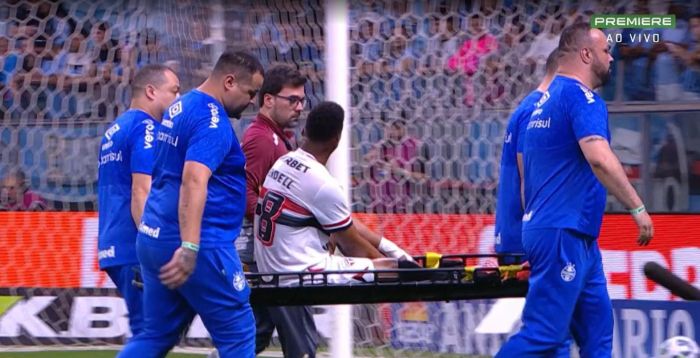 Wendell deixa jogo entre São Paulo e Grêmio de maca