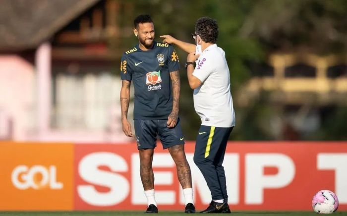 Companheiros no Santos, Cléber Xavier e Neymar trabalharam juntos na Seleção Brasileira Companheiros no Santos, Cléber Xavier e Neymar trabalharam juntos na Seleção Brasileira