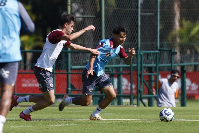 Oscar disputa jogada com Ferreirinha em treino do São Paulo Oscar disputa jogada com Ferreirinha em treino do São Paulo