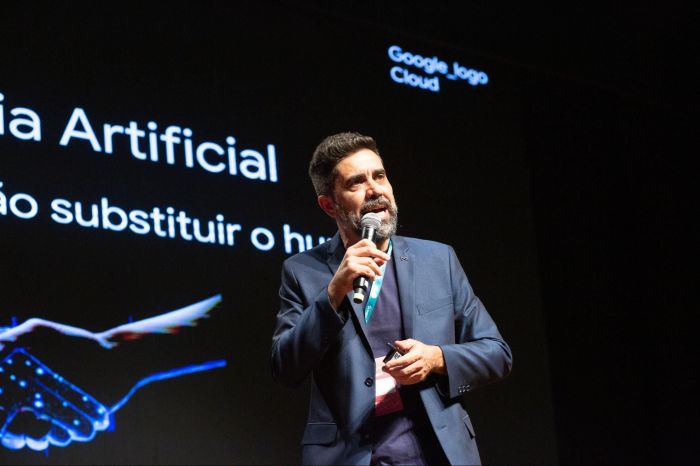 <i>Alexandre Oliveira, “digital natives” do Google Cloud, no palco do Minas Summit.</i>