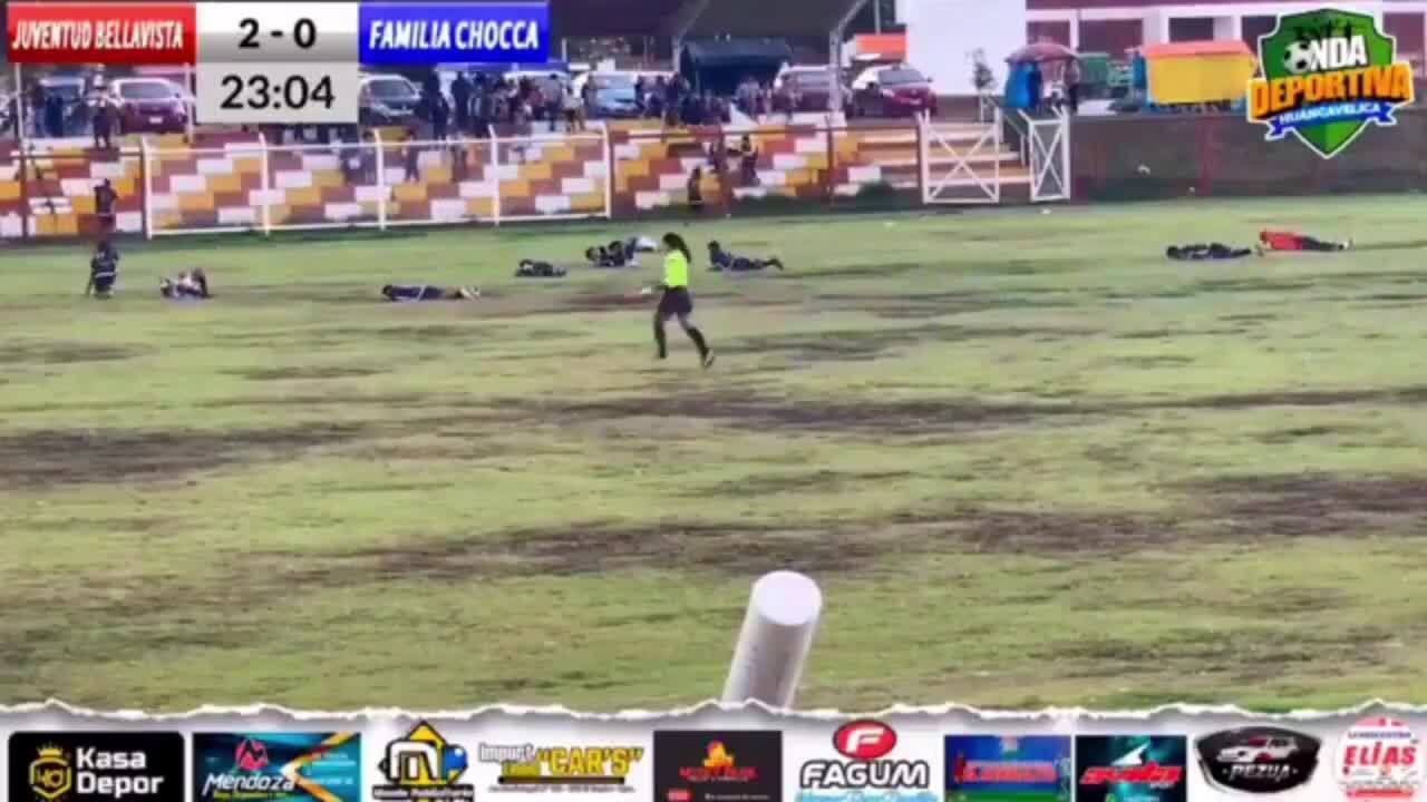 Vídeo: jogador morre após ser atingido por raio dentro de campo no Peru