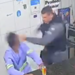 Policial invade bar e agride homem que teria batido na mãe: “É isso que merece”