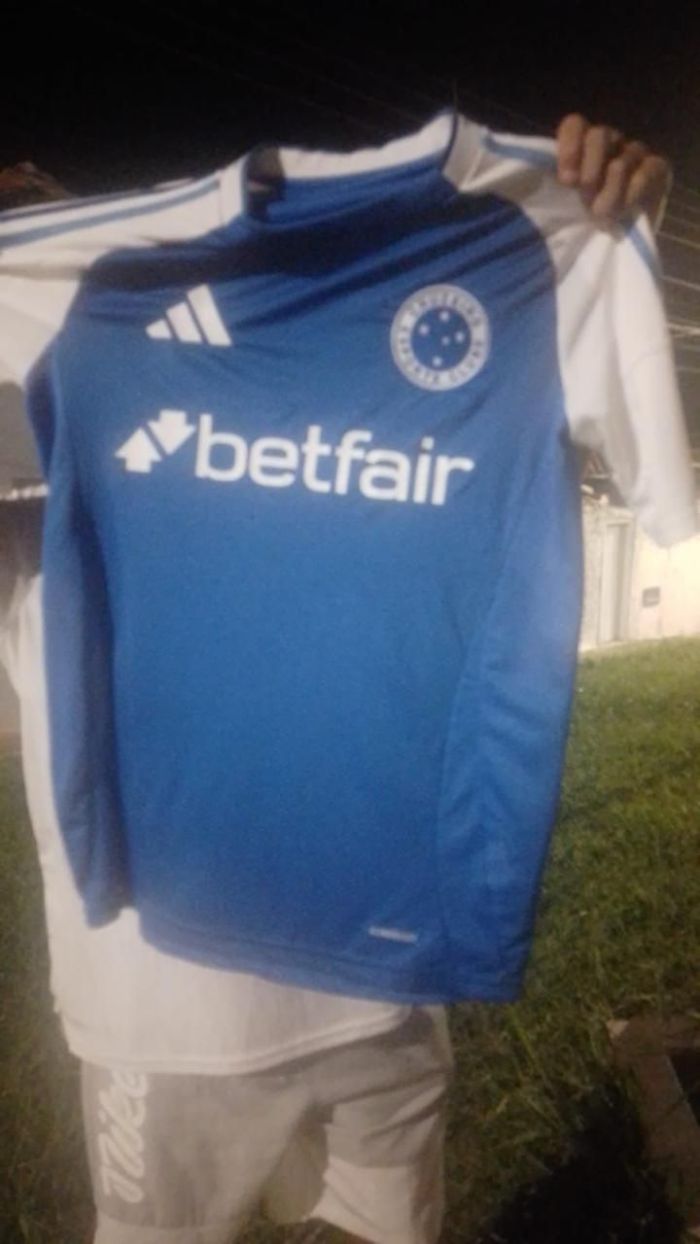 Imagem da suposta camisa do Cruzeiro versão 2025 vazou na internet nesta sexta-feira