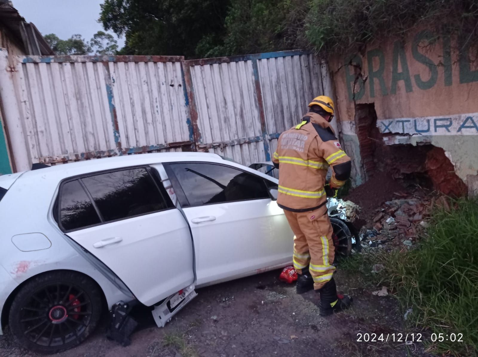 Carro bate em muro e deixa duas vítimas fatais no Sul de Minas