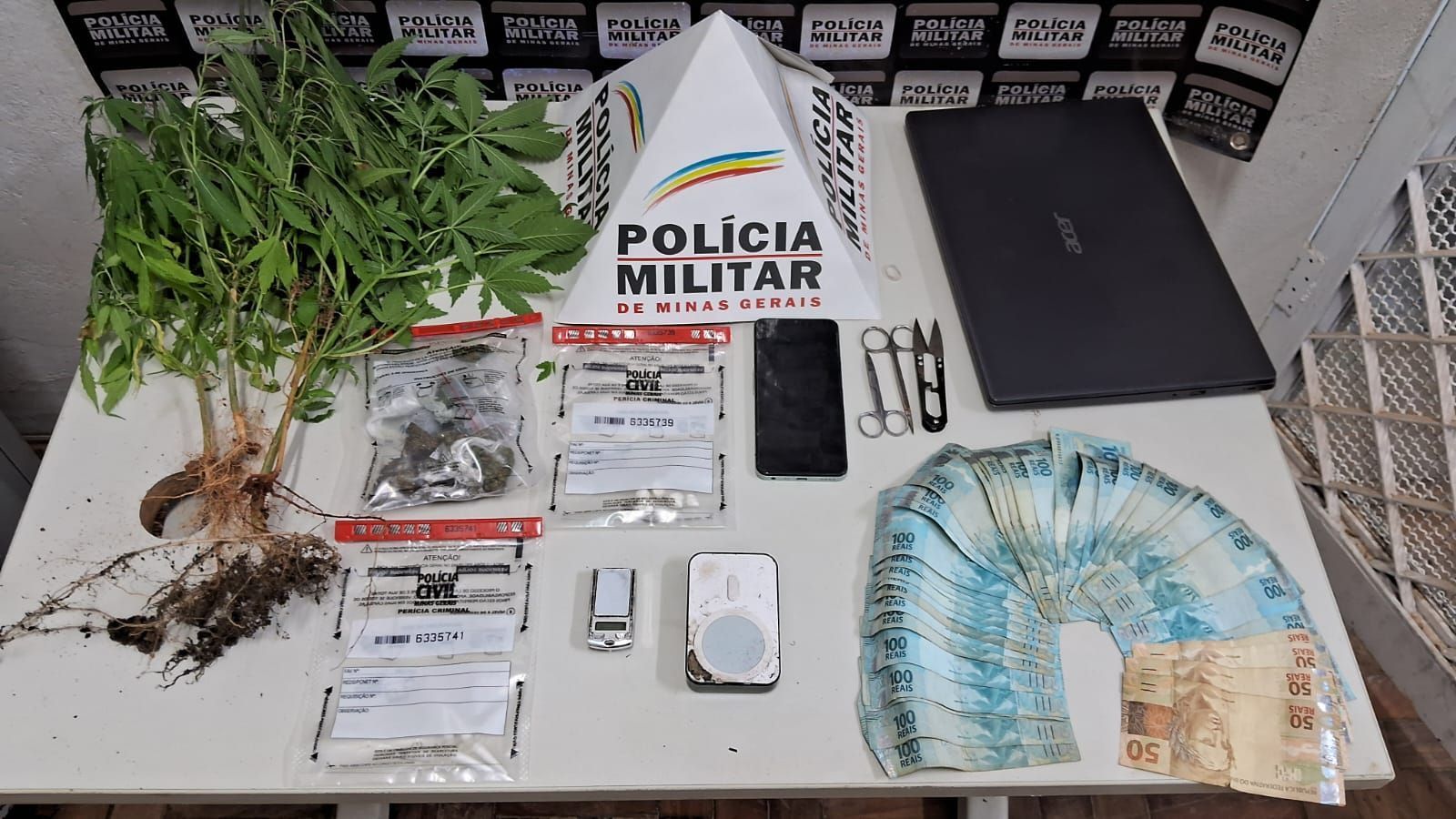 Jovem que estaria vendendo drogas no bairro São Sebastião é presa em Varginha