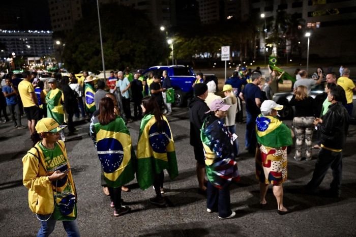Bolsonaristas se concentraram em frente a Torre de TV de Brasília e partiram rumo ao condomínio de Bolsonaro; ideia inicial era ir em direção à Esplanada dos Ministérios