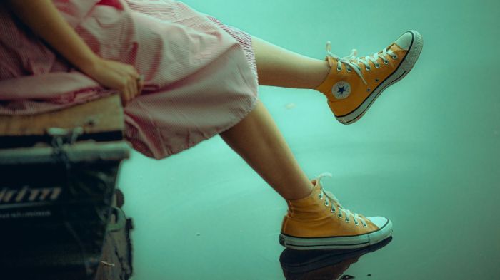 Tênis com vestido: o guia da combinação que dominou