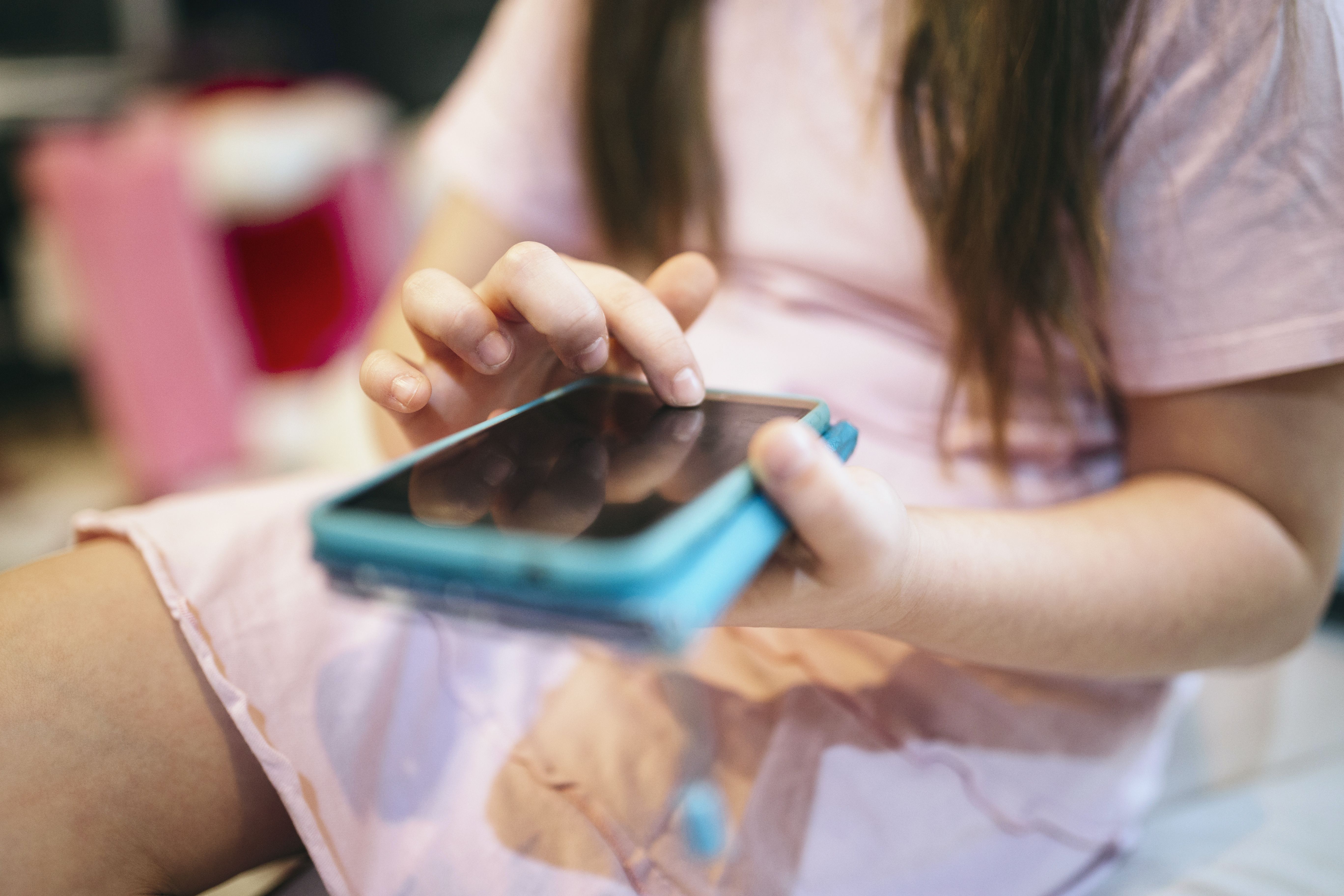 Proibição de celulares em escolas avança em Brasília, mas já foi barrada duas vezes na Câmara de BH