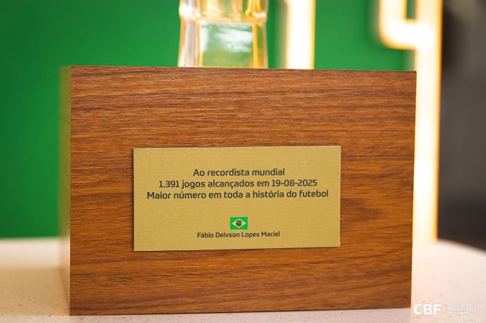 Troféu que homenageia Fábio, produzido pela CBF