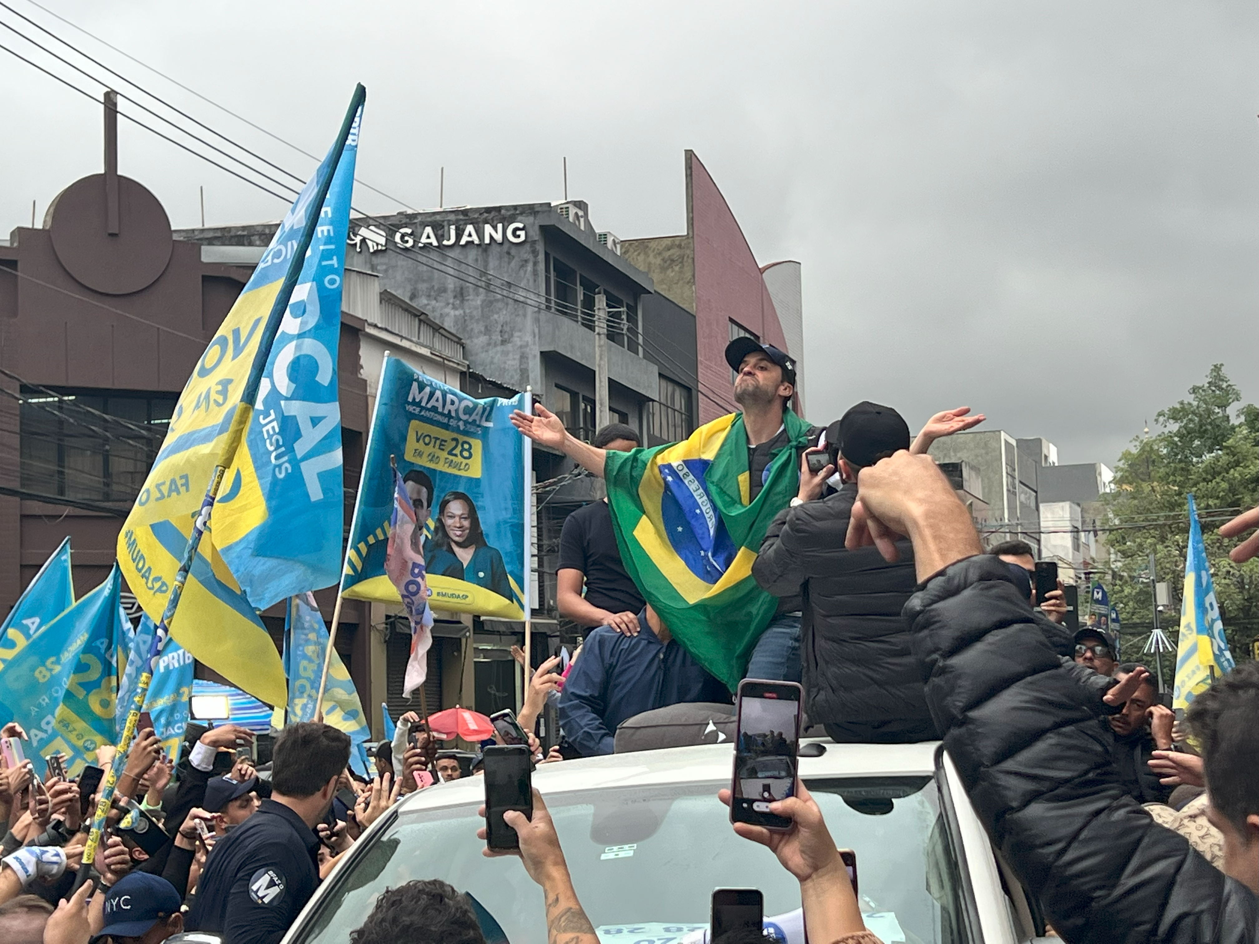 Pablo Marçal tira gesso após queixa de Tabata de que objeto era ‘cenográfico’