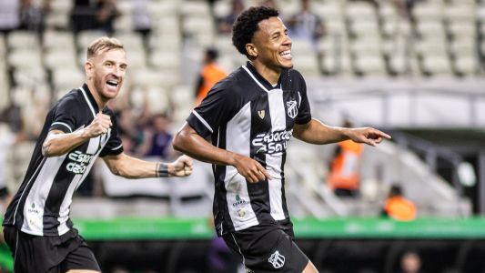 Volante Lucas Lima (à dir.) comemora primeiro gol com a camisa do Ceará