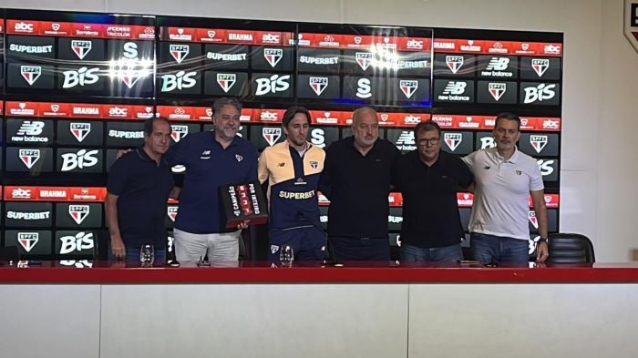 Zubeldía é apresentado pelo São Paulo com toda diretoria de futebol e presidente do clube