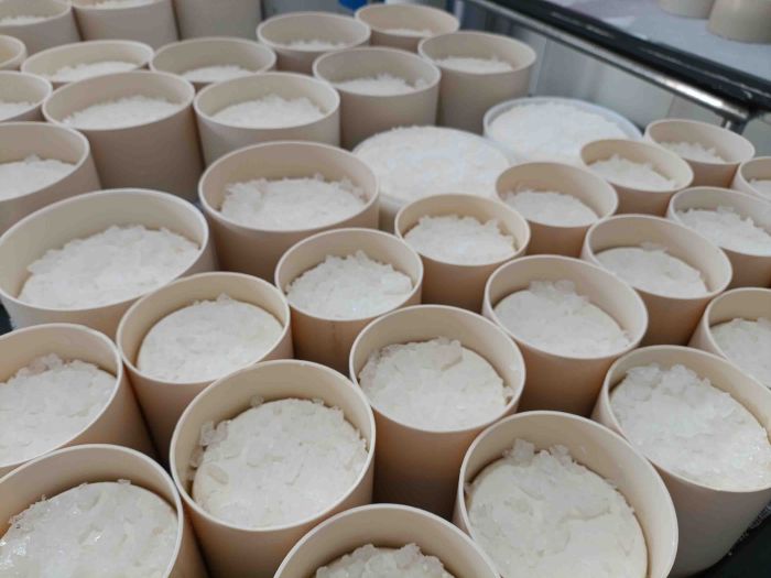 Queijo Minas Artesanal não passa por nenhum processo mecânico/industrial. Sua fabricação é feita com leite cru (in natura), fermento natural (conhecido como pingo), coalho e sal