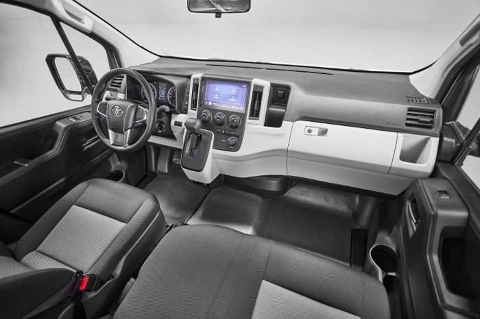Interior da van Toyota Hiace