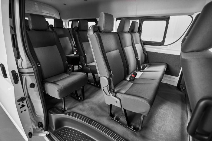 Interior da van Toyota Hiace 15+1
