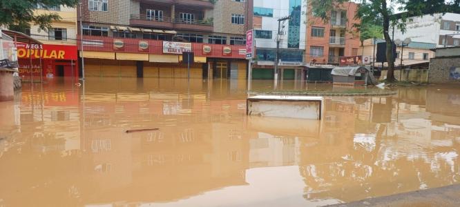 Rua Cardoso Saraiva alagada, em Matias Barbosa