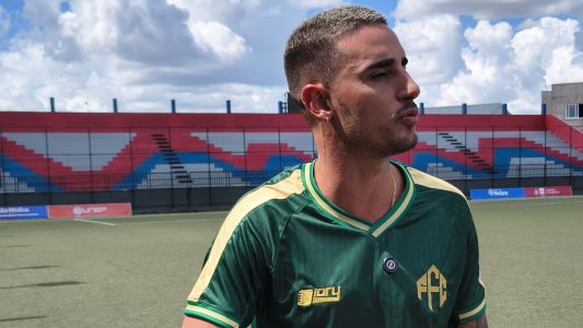 Atacante Thiago Galhardo durante apresentação no Feira-BA