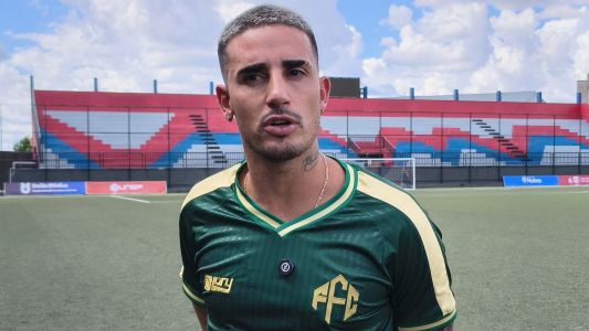 Atacante Thiago Galhardo durante apresentação no Feira-BA