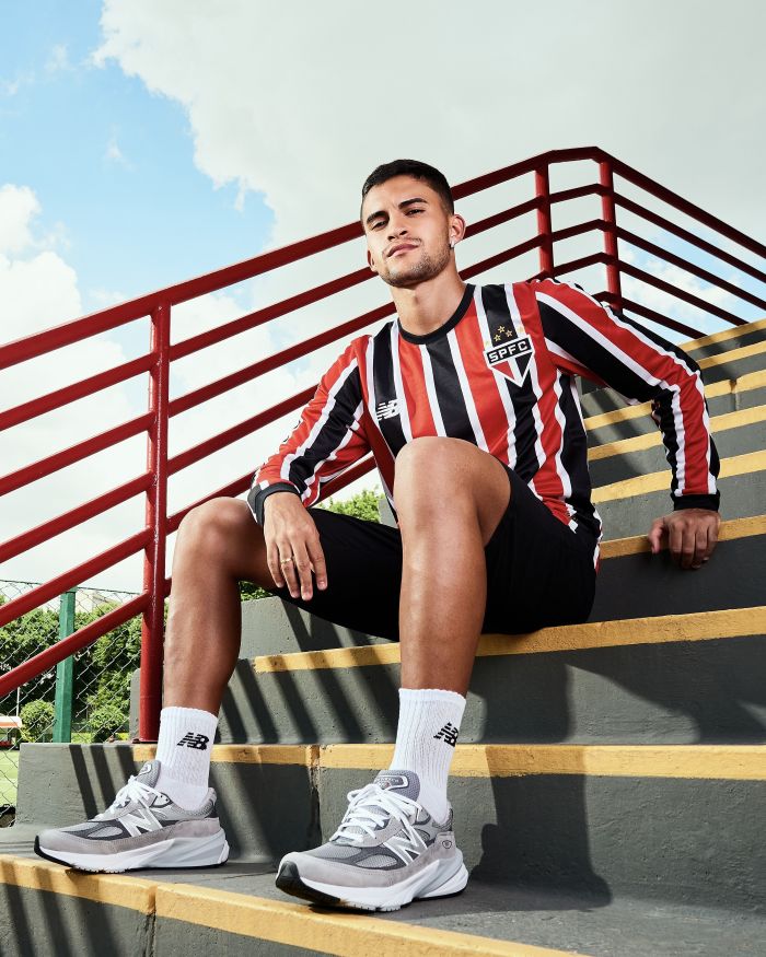 Nestor exibe camisa listrada de manga longa do São paulo