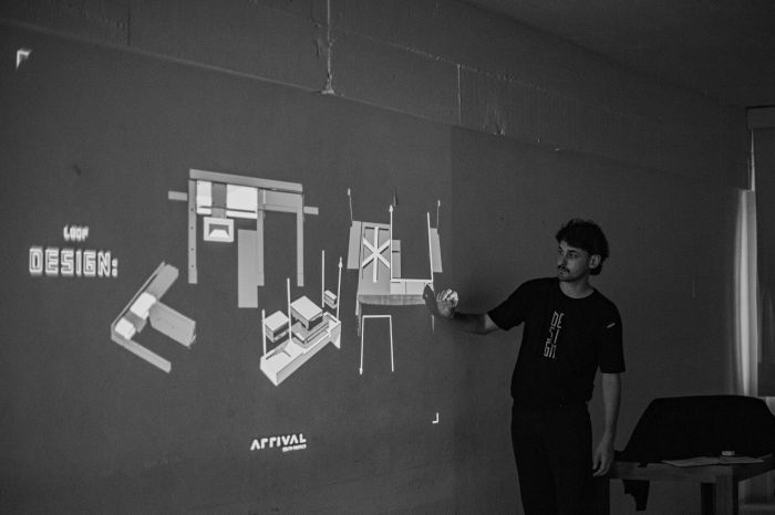 O estudante durante a explanação de seu projeto na UFMG