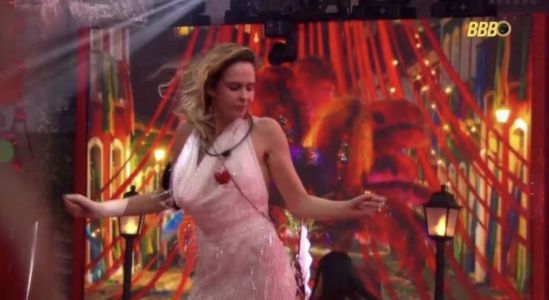 Ana Paula dança ao som de ‘World Hold On’