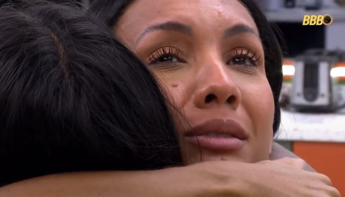 Emparedadas e rivais, Chaiany e Maxiane se abraçam e selam trégua no BBB 26