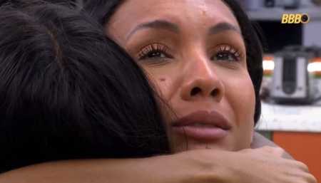 Chaiany e Maxiane se abraçam emocionadas