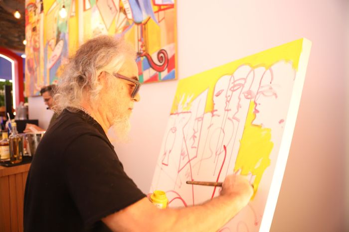 Artista Fernando Pacheco durante produção do painel 