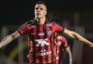 Herói do Vitória contra Galo, Kayzer explica cobrança de falta por baixo da barreira