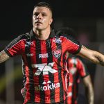 Herói do Vitória contra Galo, Kayzer explica cobrança de falta por baixo da barreira