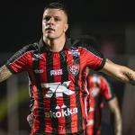 Herói do Vitória contra Galo, Kayzer explica cobrança de falta por baixo da barreira