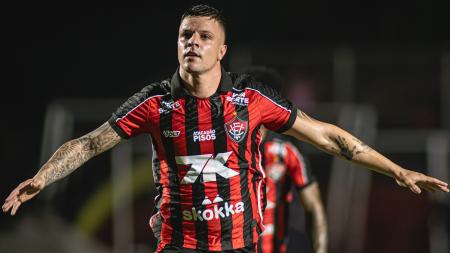 Renato Kayzer comemora gol de falta do Vitória sobre o Atlético em jogo do Campeonato Brasileiro