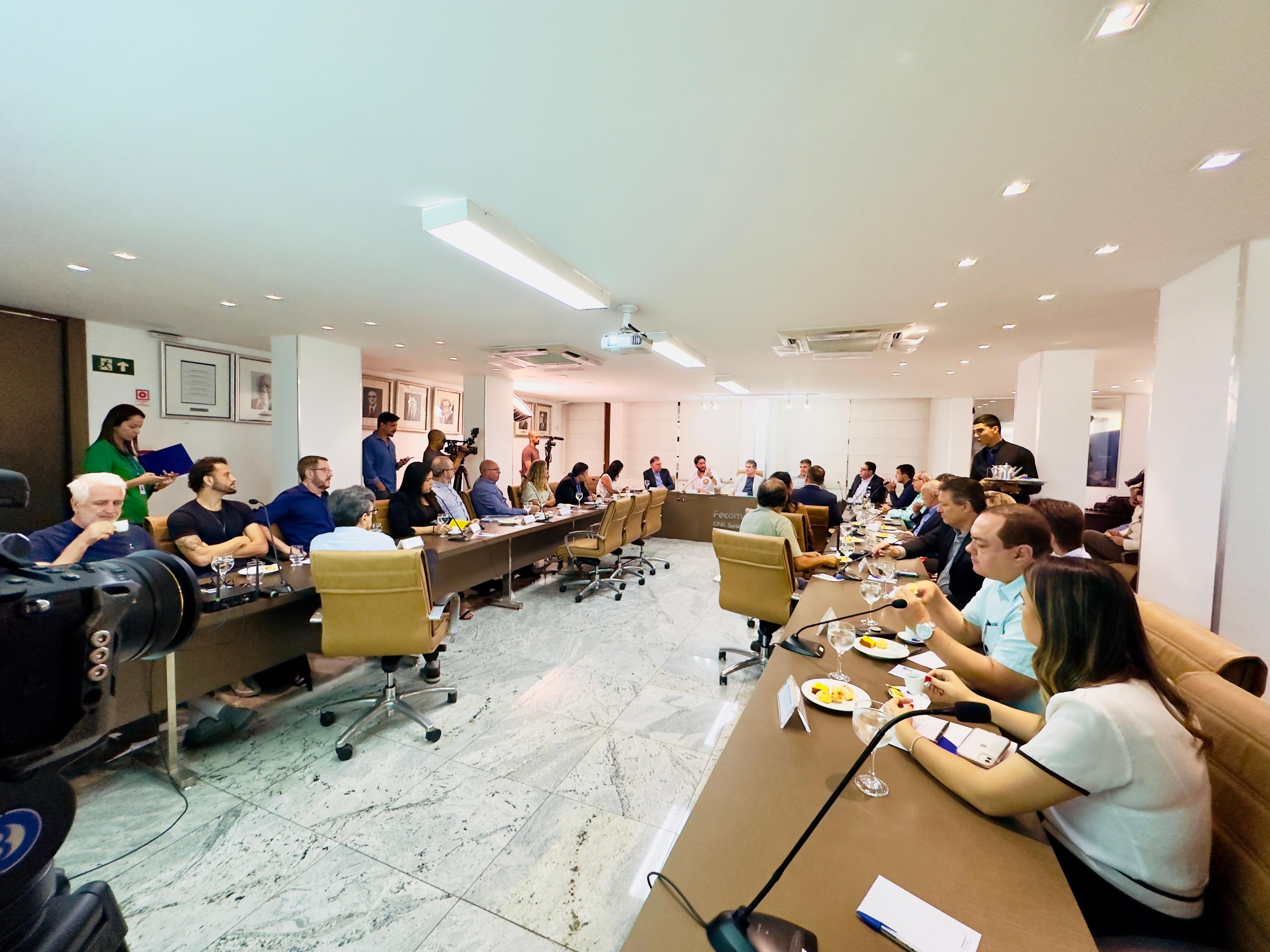 Em agenda com a Fecomércio, Gabriel propõe construção de mais moradias no Centro
