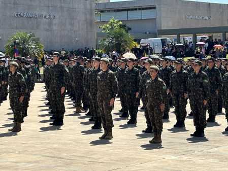 Primeiras mulheres recrutas a servir ao Exército, no Comando Militar do Planalto em Brasília