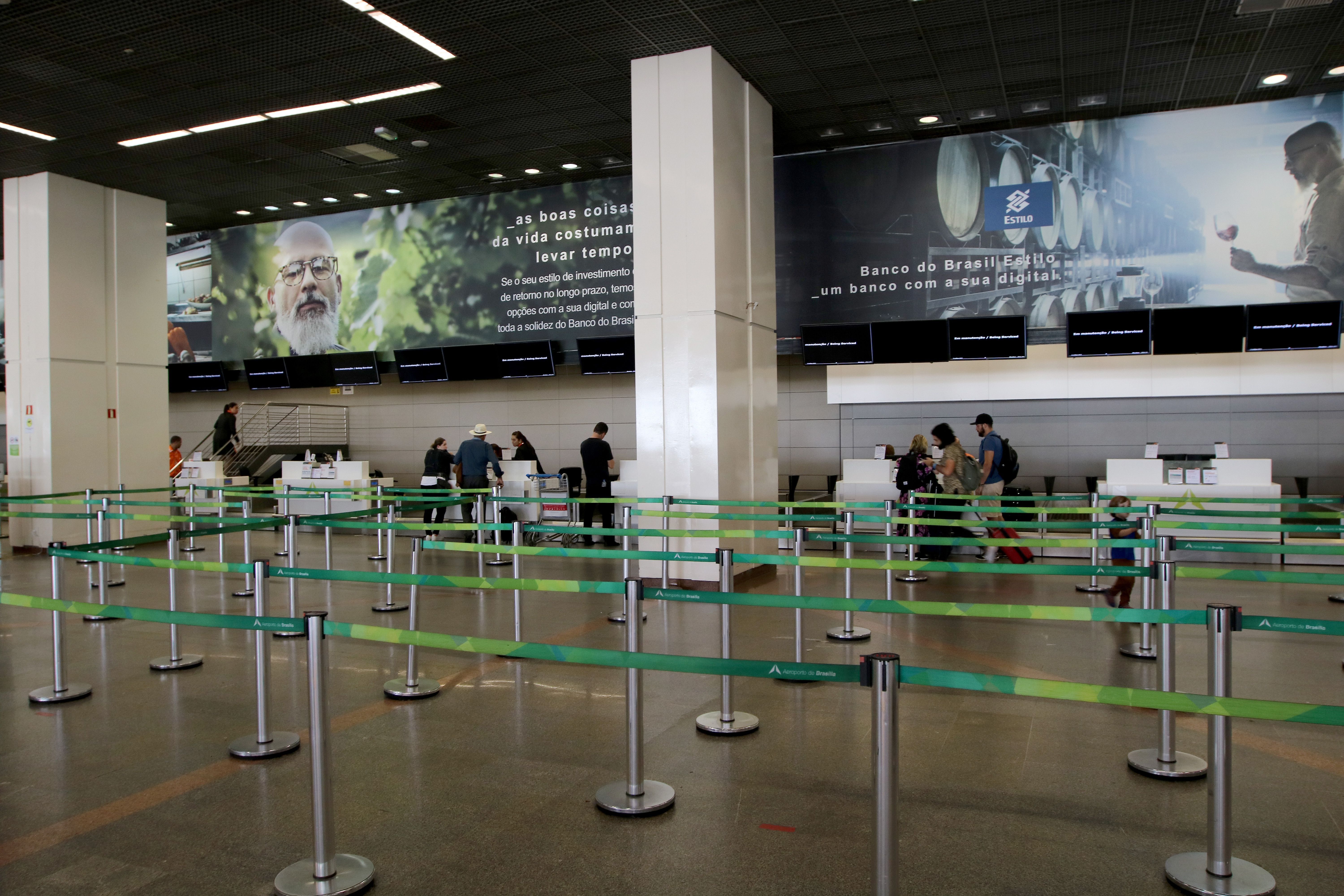 Mulher é presa com 80 cápsulas de drogas no aeroporto de Brasília