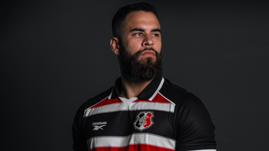 Modelo posa com nova camisa titular do Santa Cruz para a temporada 2026