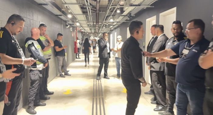 Seguranças na porta do camarote onde estava Ancelotti