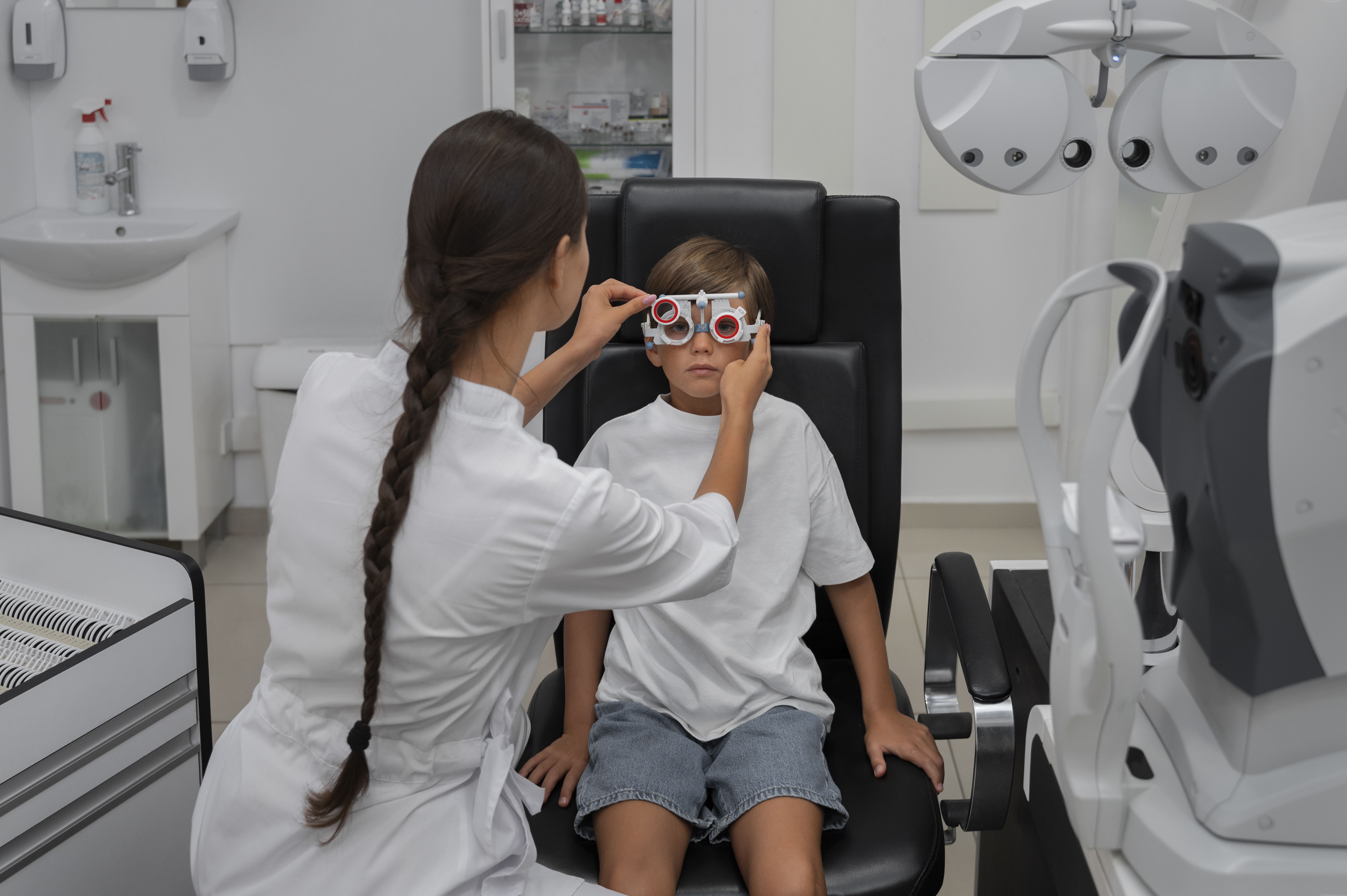 Crianças e adolescentes recebem atendimento oftalmológico gratuito