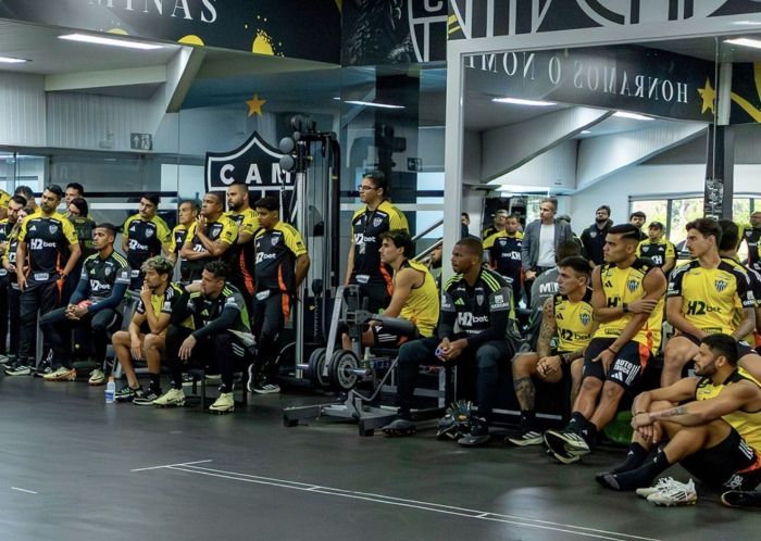 Jogadores do Atlético durante primeira conversa com Sampaoli