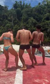 Alice Wegmann, Humberto Carrão e Lucas Leto curtem praia em dia de folga