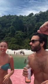 Alice Wegmann, Humberto Carrão e Lucas Leto curtem praia em dia de folga
