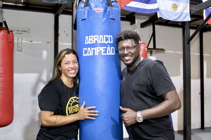 Ana Sátila esteve em duas ONGs sediadas no Rio de Janeiro: a Bola pra Frente e a Abraço Campeão