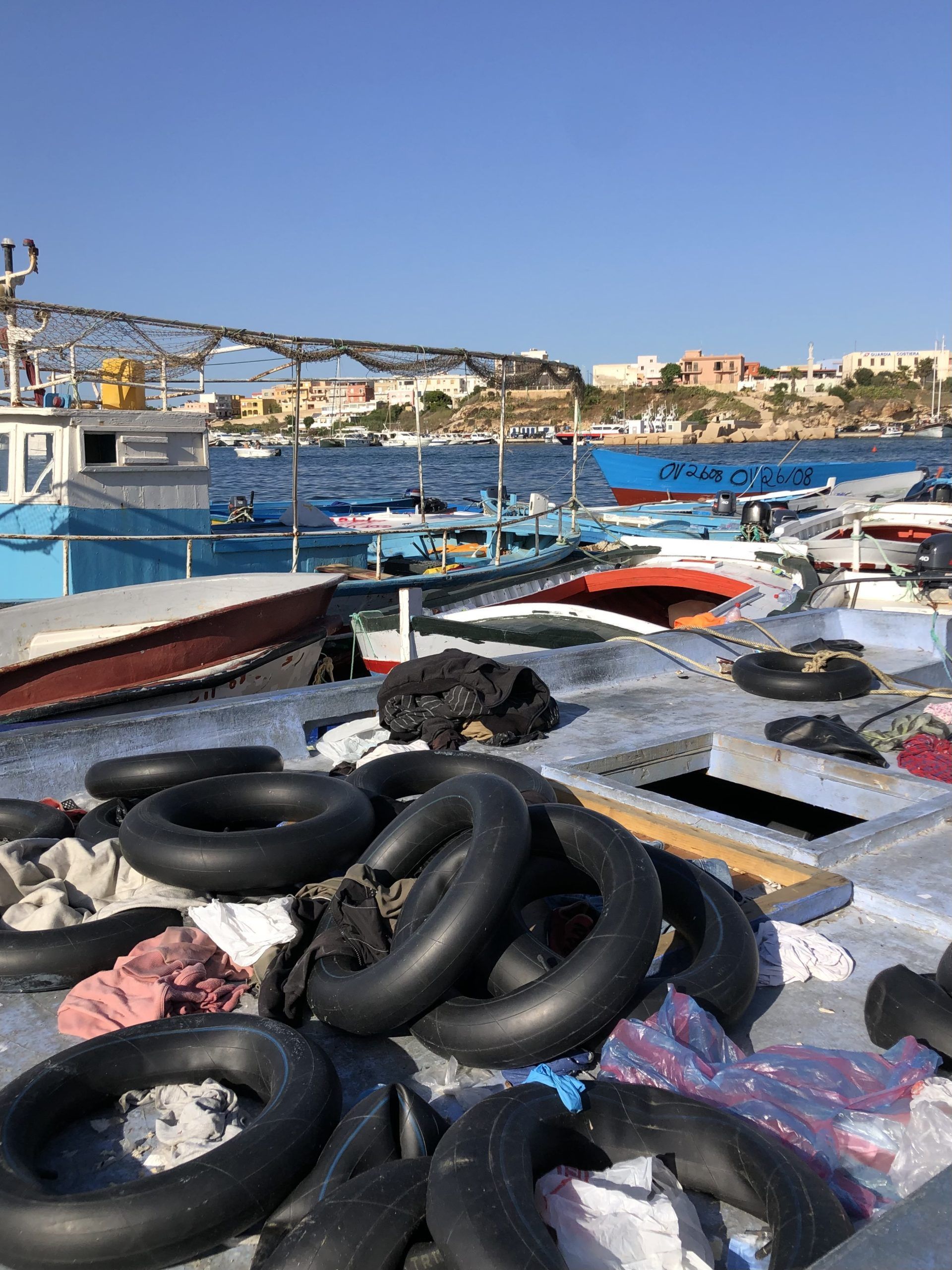 Menina de 11 anos é a única sobrevivente entre 45 migrantes após naufrágio no Mediterrâneo