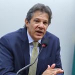 Dólar volta a fechar acima de R$ 5,80, e B3 perde os 127 mil pontos