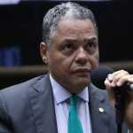 Após candidato de Lira conquistar maioria, Brito se mantém na disputa pela Presidência da Câmara