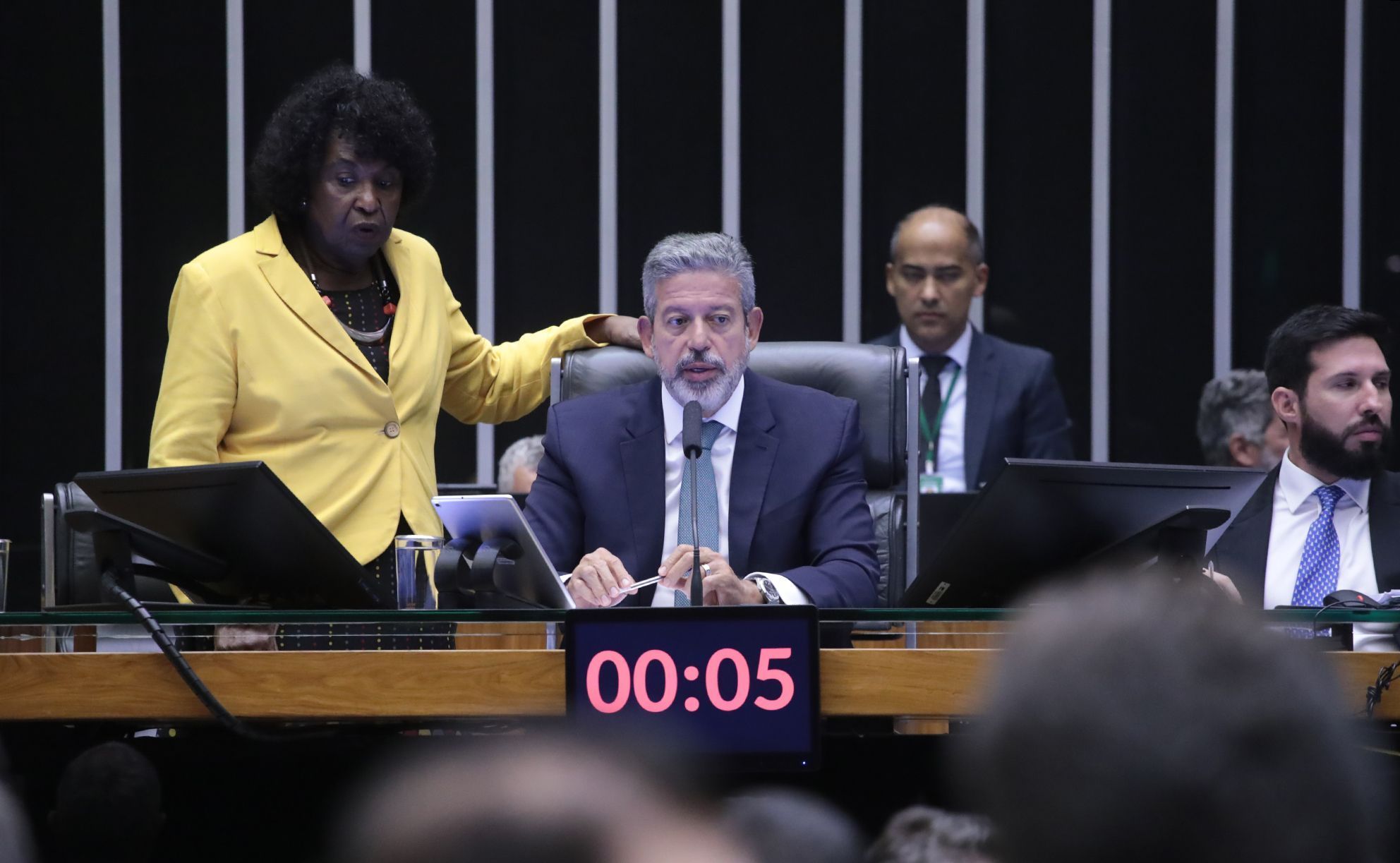 Governo tem vitória apertada na Câmara com aprovação das urgências sobre pacote fiscal
