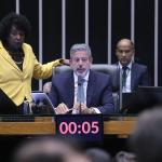 Governo tem vitória apertada na Câmara com aprovação das urgências sobre pacote fiscal