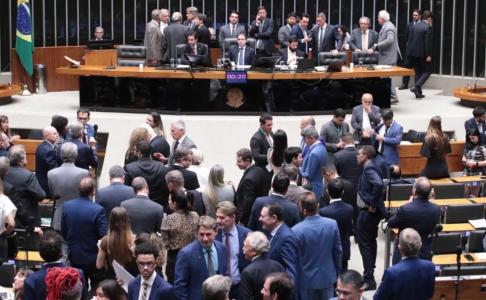 Plenário cheio na noite de terça-feira (24), para votação do PL Antifacção